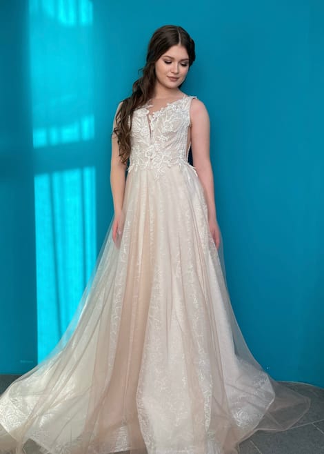 Свадебное платье с объемным кружевом 3Д в оттенке капучино
