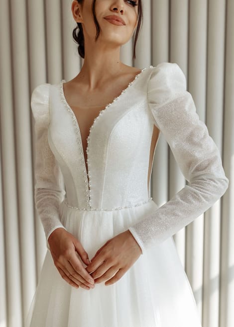 Блестящее свадебное платье с красивым вырезом