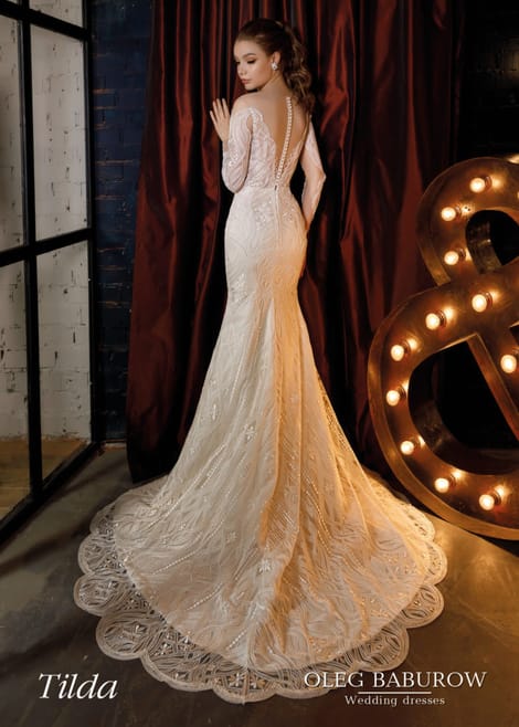 Кружевное дизайнерское свадебное платье со шлейфом силуэт рыбка