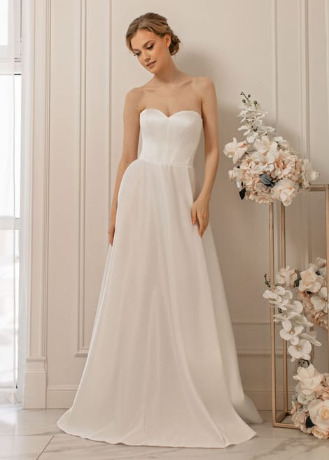 Лаконичное простое свадебное платье из атласа