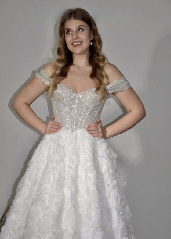 Платье White Bloom: сияние и нежность в каждой детали