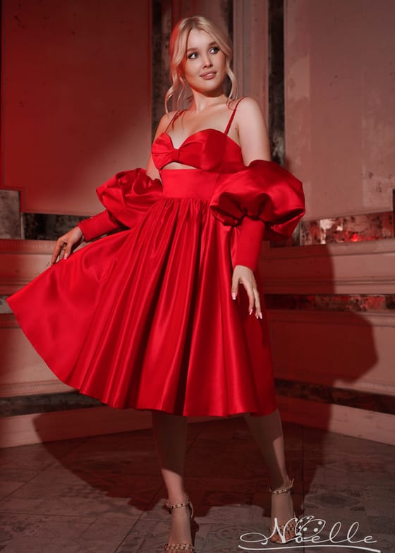 Красное атласное платье в длине миди на выпускной