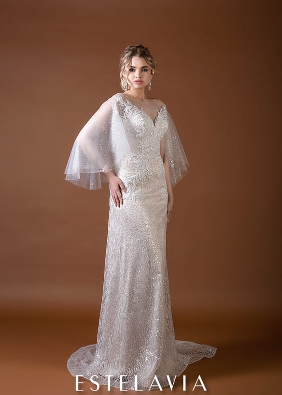 Силуэтное платье с открытой спиной и рукавами крылышками