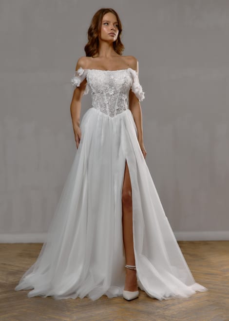 Свадебное платье А-силуэта с 3D-цветами, блестящей юбкой и разрезом