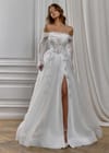 Свадебное платье Свадебное платье с кружевным корсетом, открытыми плечами и высоким разрезом